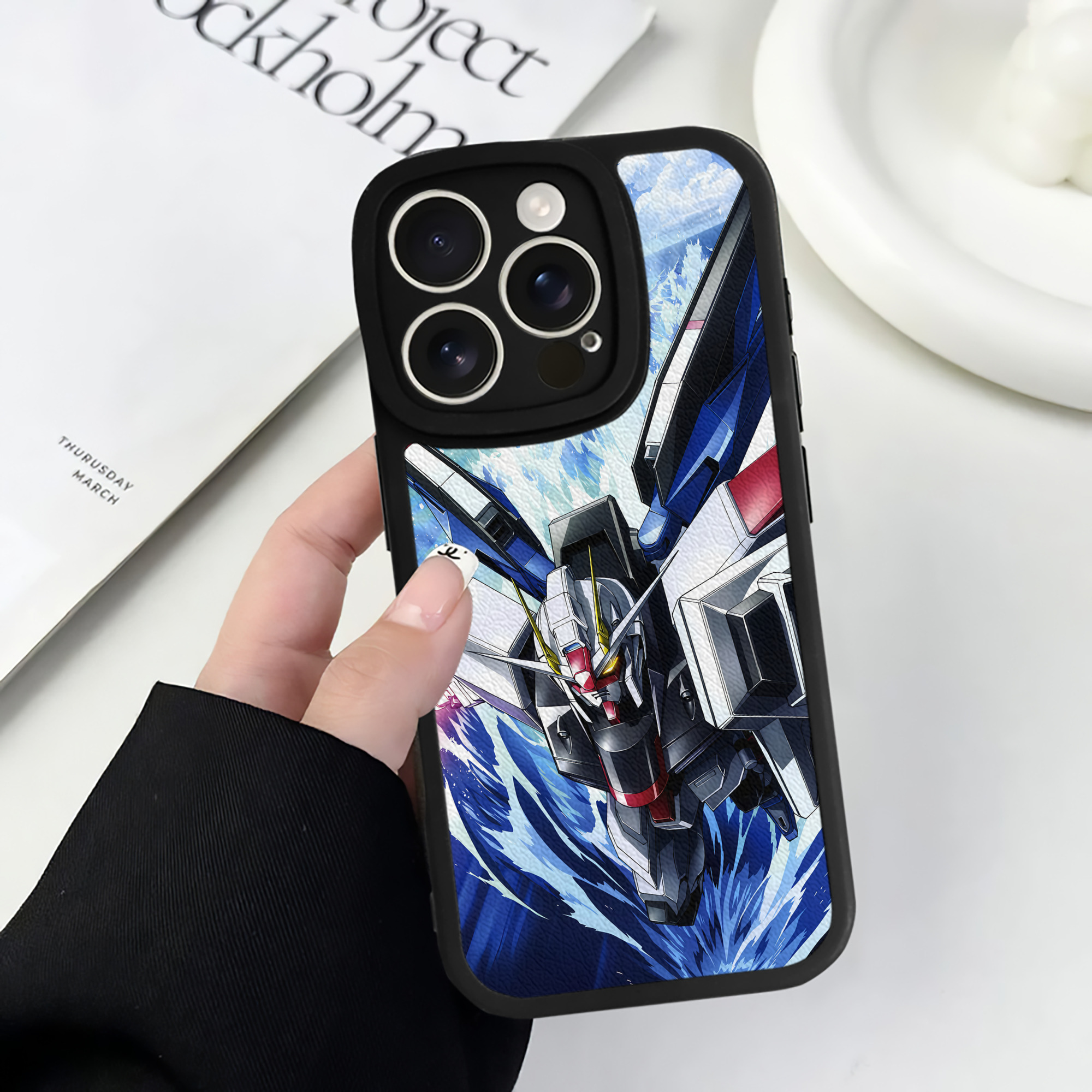 （画像用） 機動戦士ガンダム Mobile Suit Gundam 【iPhone 16シリーズ対応】シリコンスマホケース（レザー調） 材質：シリコン